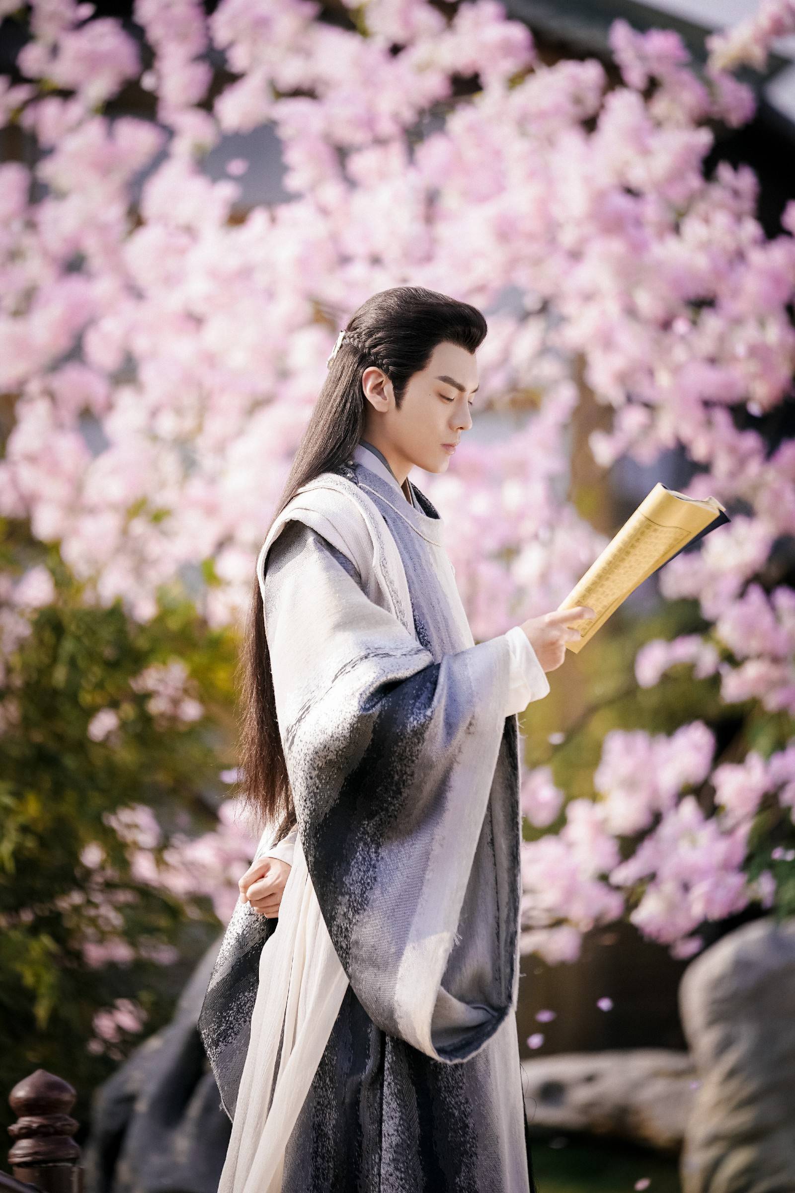 毕雯珺新戏开播原著抢先读,厉嘉琪毕雯珺小女霓裳高难度吻戏