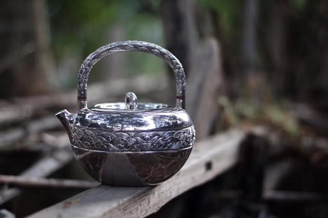 银壶银杯煮茶喝茶好吗,泡茶为什么用银壶煮水比较好