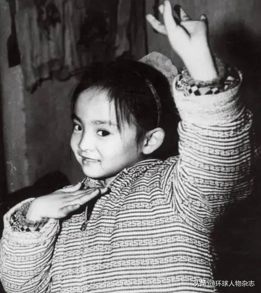 泪目!默念歌词12年,今天政协开幕,曾经的“千手观音”用手“唱响”*歌国**