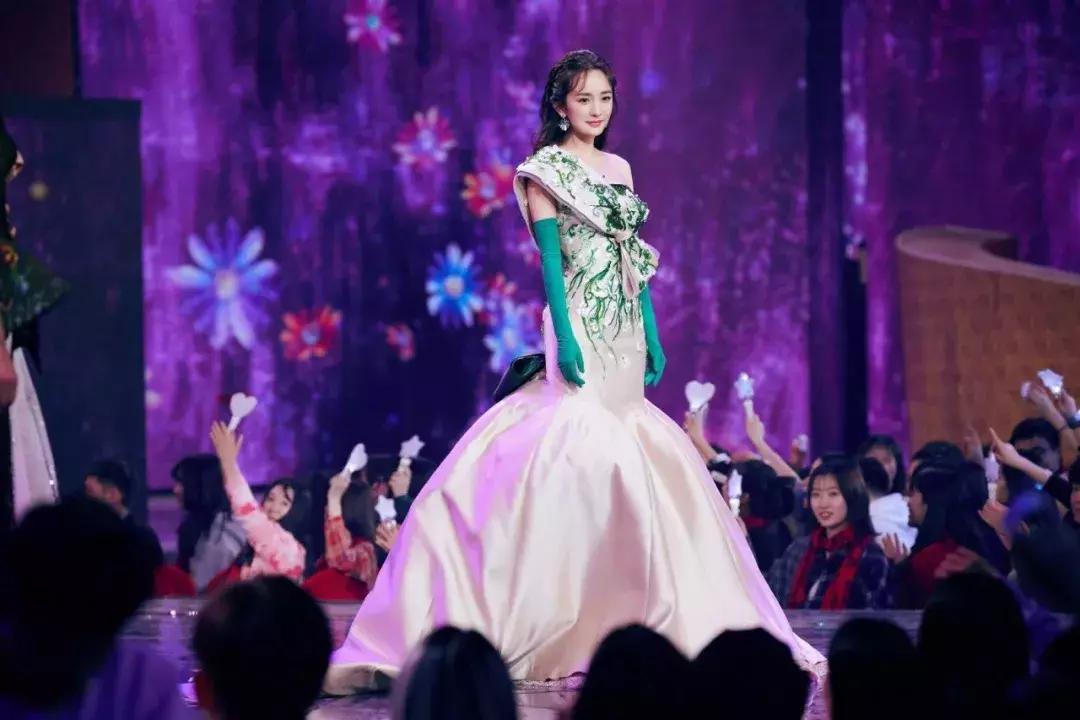 迪丽热巴杨幂夏天穿衣,热巴杨幂穿着