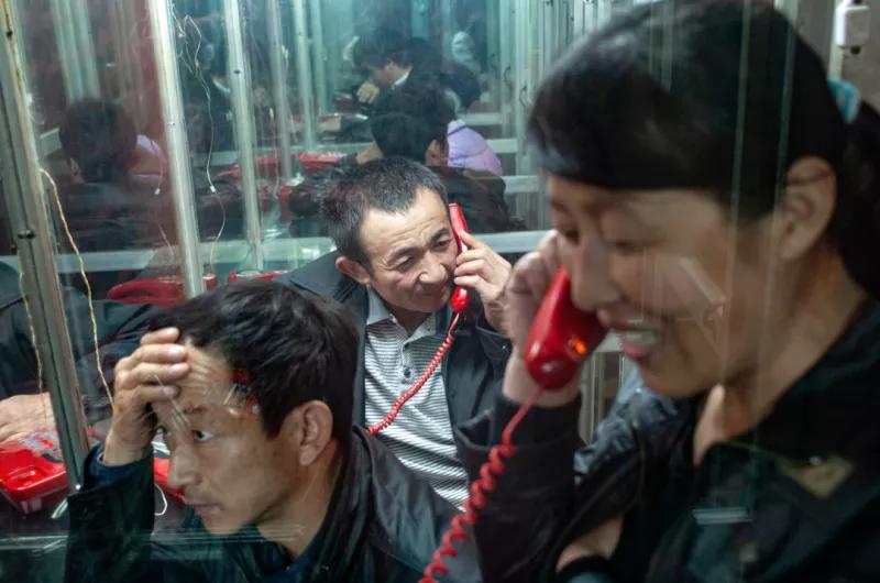 他用20年，拍下了流水线上的一代“打工人”