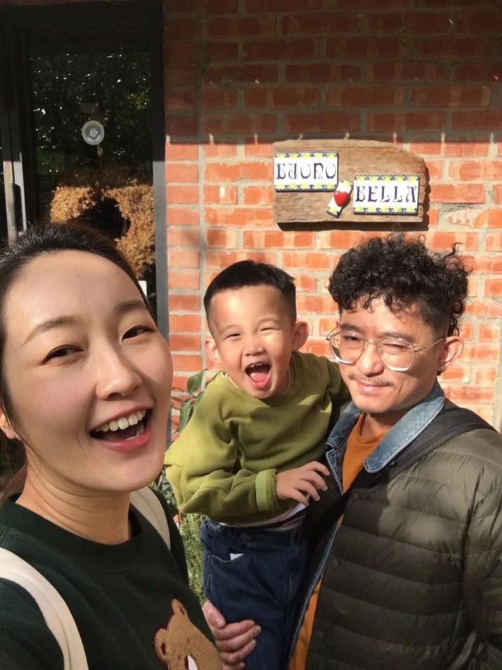 女子玩水踢小孩,女的玩水小孩被踢