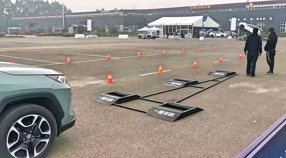 场地越野体验,新rav42.0四驱爬坡