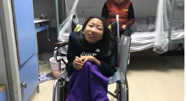即使因非典而被限制在轮椅上,女孩仍热爱生活,以607分考入川外