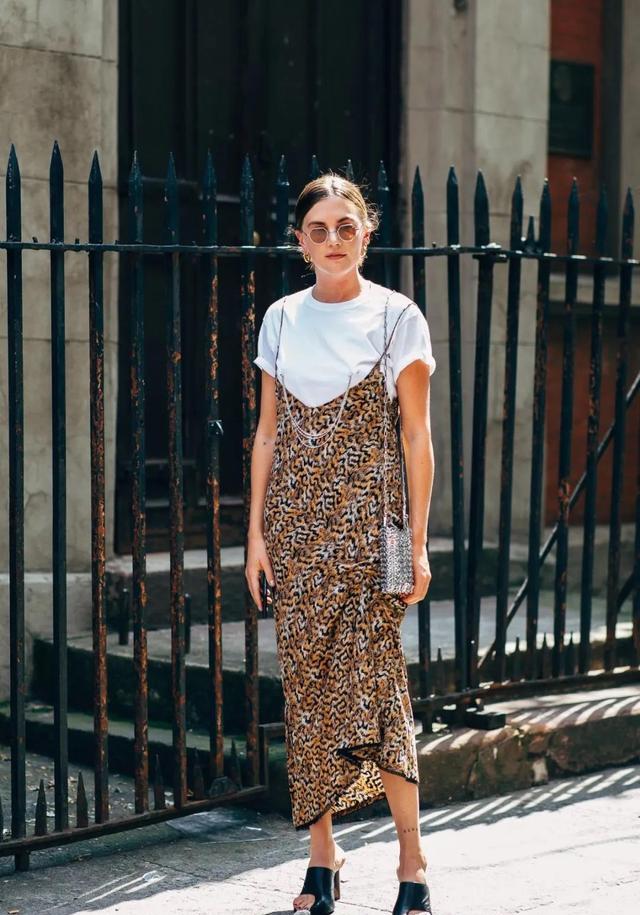 微胖女人穿T恤时,要记住“4不要”,不然显胖还显矮,很没气质