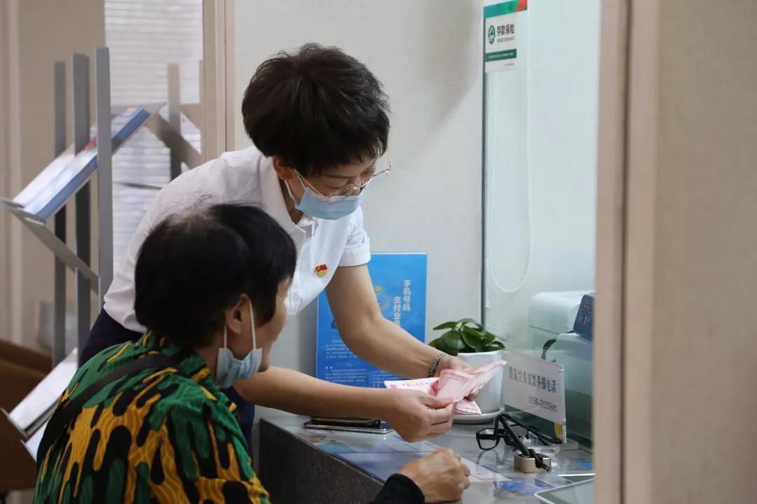 行长服务日,农商银行行长初心依旧服务更贴心