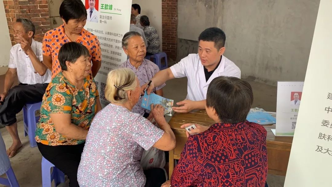 送医下乡暖民心健康帮扶见真情,健康扶贫在行动义诊下乡暖人心