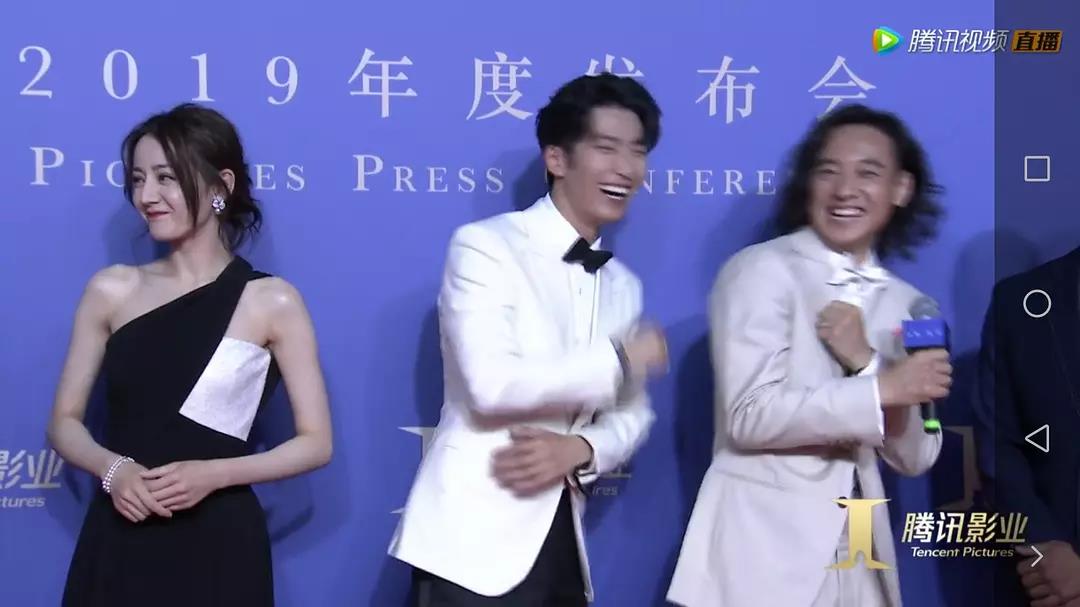 热巴瘦到极致,热巴黑色吊带锁骨突出