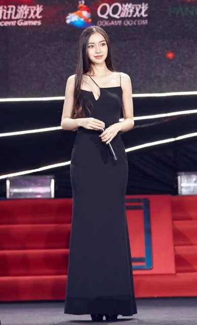 杨颖吊带裙造型,杨颖黑色单肩裙