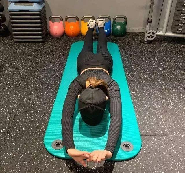 阿Sa半裸出境，身材竟无可挑剔！