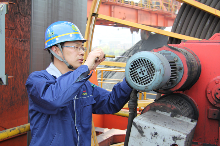 简述试电笔的使用方法及注意事项,试电笔正确使用方法