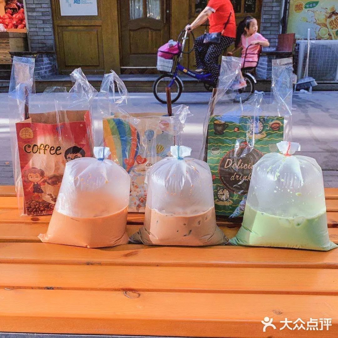 秋天的第一杯奶茶喝牛奶也不错,秋天的第一杯奶茶看别人喝