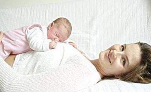 新生儿吃奶老是吃一边就睡着了,满月宝宝吃奶总是边吃边睡正常吗