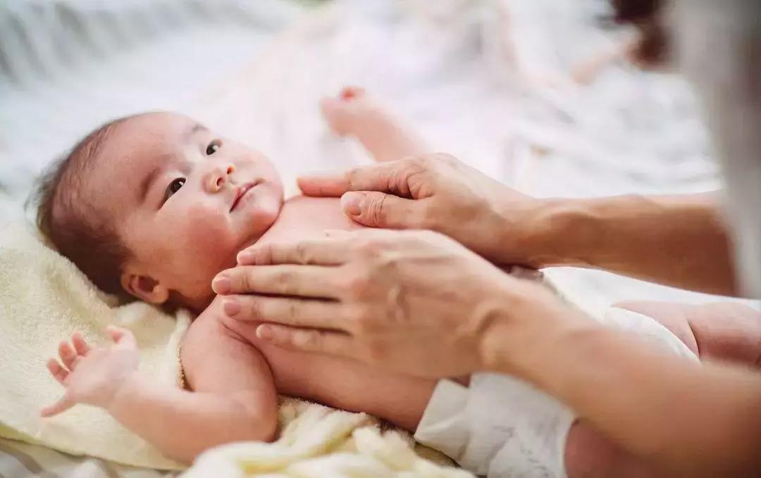 脐带还没脱落的宝宝怎么洗澡,婴儿脐带还没脱落怎么洗澡