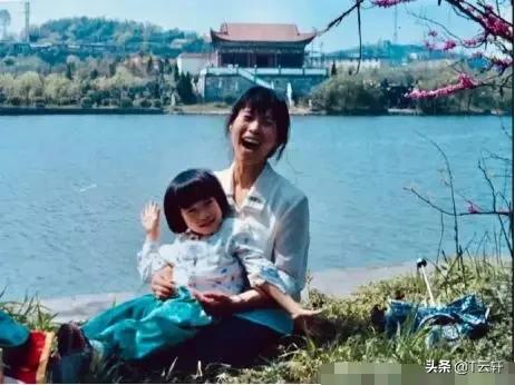 一个被渣男伤害过的深情女人,一个被狠狠伤过心的人