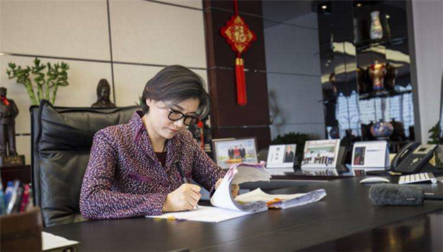 15岁到广东打工，后靠苹果成女首富，今1年损失500亿靠补贴来度日