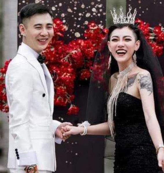 曾经满身纹身穿黑婚纱爆红的新娘,曾经爆红的黑婚纱新娘