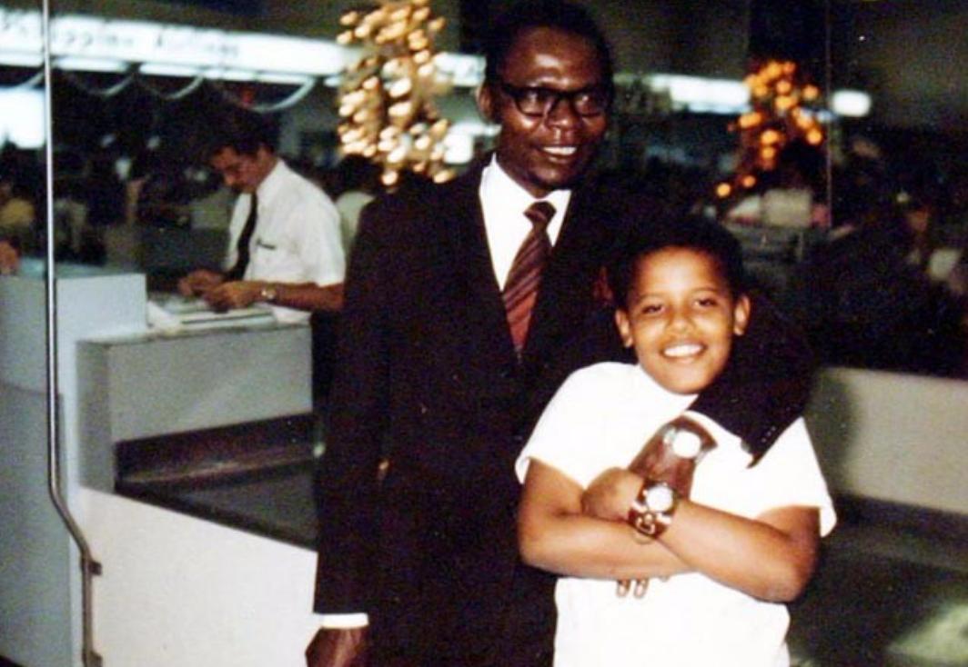 奥巴马第一次回非洲老家，帮着祖母扛大米，和兄弟们在村头喝酒