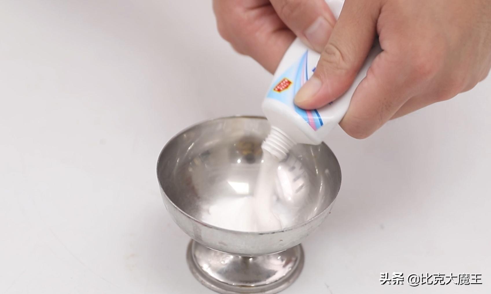 白墙脏了不用重新刷，墙壁上抹一点，简单擦一擦就干净，省力省事