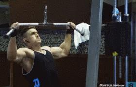 16岁小伙健身一年成肌肉男,78斤独臂独腿小伙健身增肌到130斤