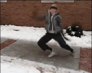 雪后驾车遇到打滑怎么打方向,雨雪天气开车打滑怎么自救