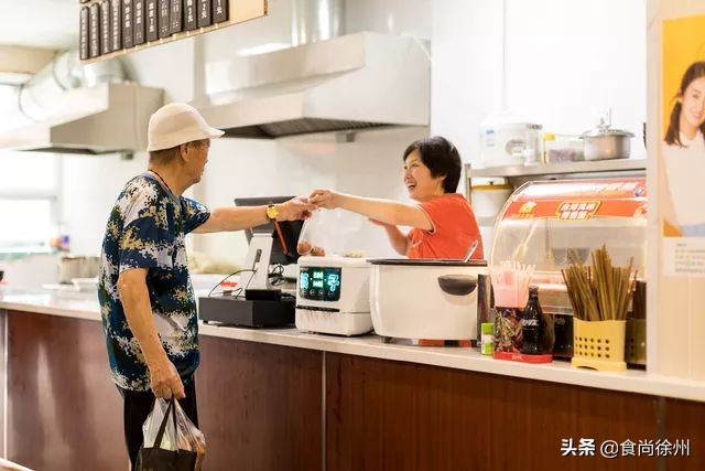 徐州68岁阿姨卖米线,徐州一家米线养活几十口人