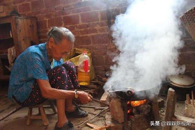 河南农妇去医院看病报警,老妇去医院医生看到胳膊报警