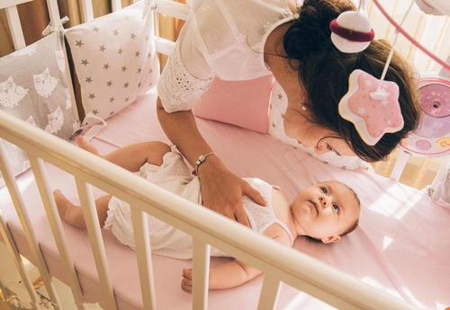 初生婴儿白天很乖晚上啼哭,头一天新生婴儿睡觉时间标准