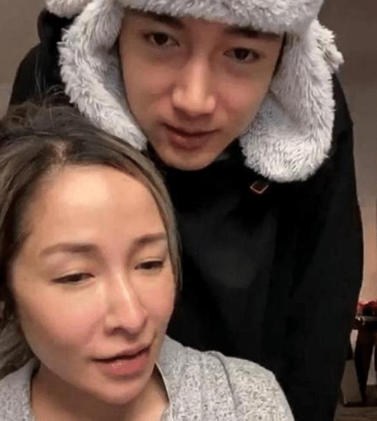 40岁萧亚轩晒近照,萧亚轩卸眼袋前后对比照