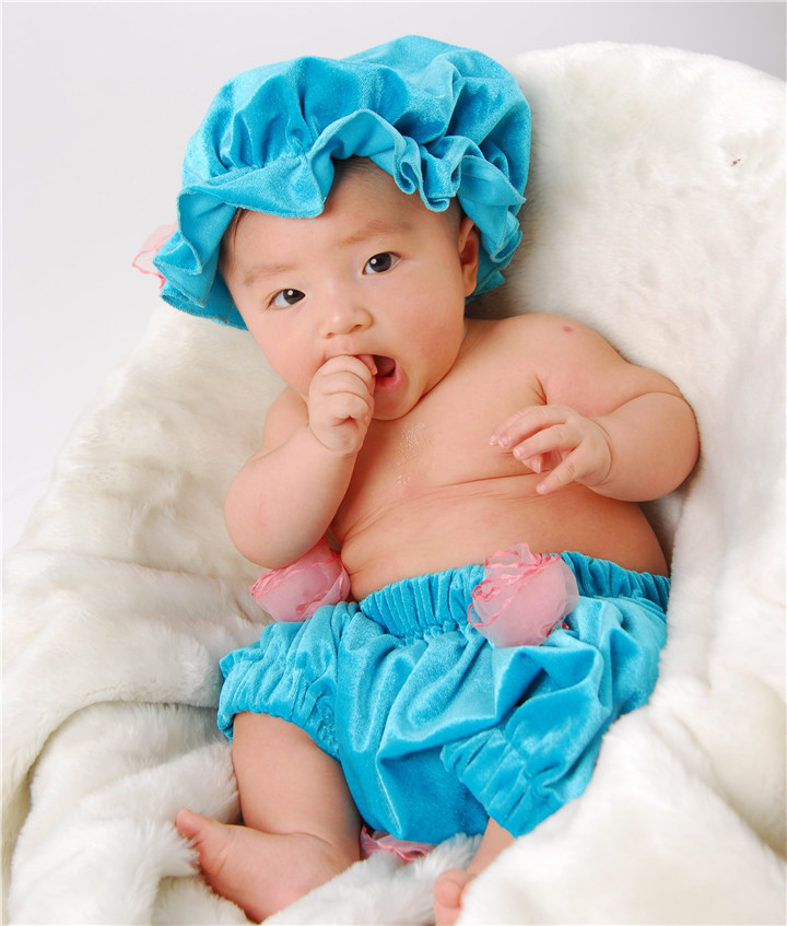 宝宝总是吮吸自己的手臂怎么回事,宝宝经常吸吮手指需要阻止