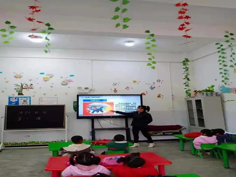 消防大队深入学校开展开学第一课,消防开学第一课直播民主街小学