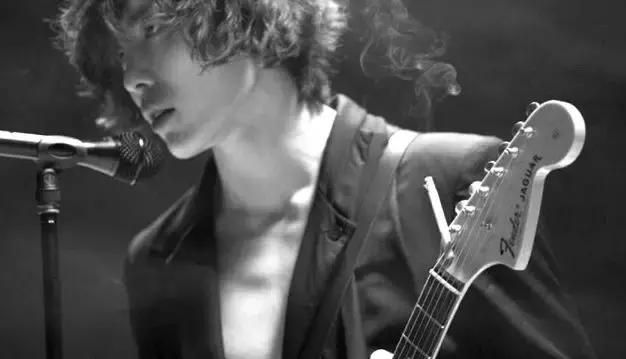 性取向惹争议！身高183的他活出洒脱人生，被称“行走的荷尔蒙”