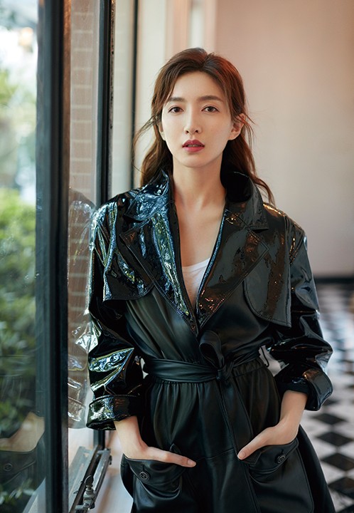 江疏影重返母校为毕业生做演讲 (江疏影新片展现沪漂生活)