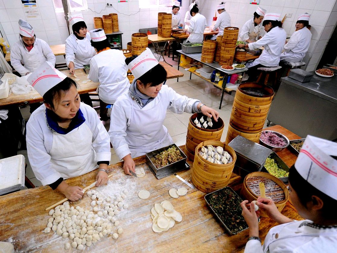 手把手教你擀饺子面皮,饺子店手工饺子皮视频教程