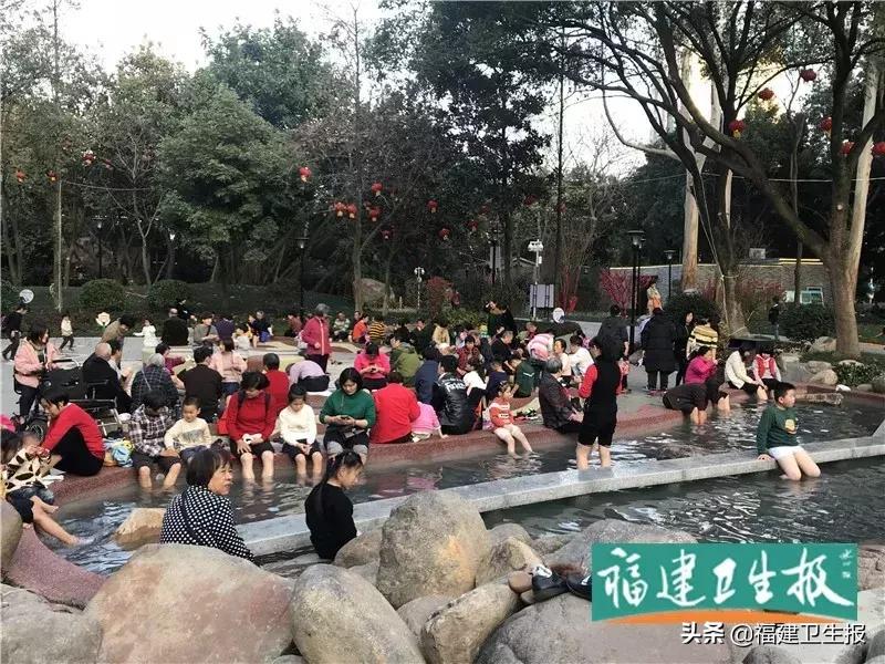 壮观!福州上百市民在公园集体泡脚!传染科和皮肤科医生看不下去了……