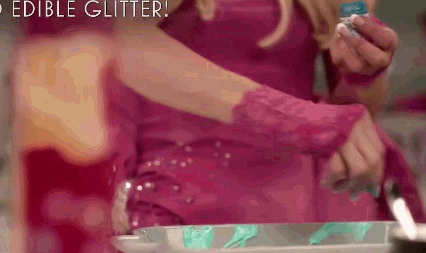 穿礼服下厨，戴镶钻口罩买菜？这位真名媛网红鼻祖，又再次爆红