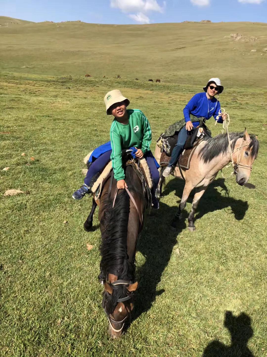 少年骑马去越野,自驾15天横穿小国家,硬核车手爸爸还输了