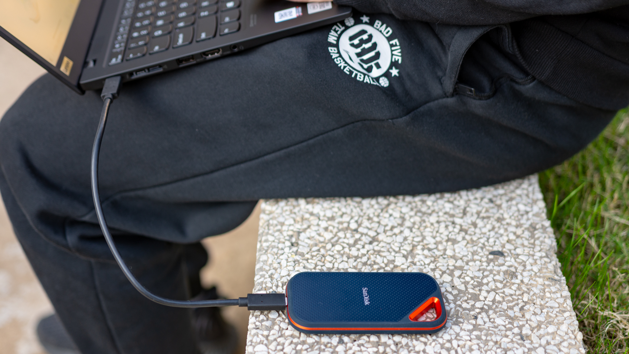 千兆传输速度移动硬盘,闪迪至尊高速固态硬盘4k读写速度