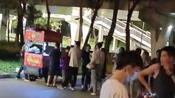 深圳最强臭豆腐摊：开豪车的食客与城管都在追它