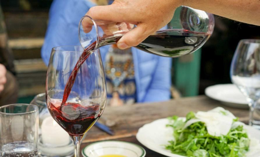 喝酒一杯就倒教你几个喝酒小窍门,跟喜欢的人喝酒一杯就倒