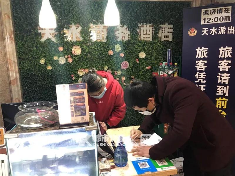 25元一双的劳保鞋、几十元的电饭煲……胭脂巷杂货店开门备足了货，就等着“大主顾”回来了