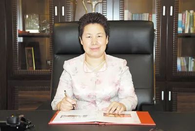 找成龙代言后，霸王洗发水怎么样了？创始夫妻内斗大闹香港