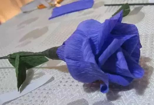 银杏叶手工花贴画幼儿园简单,彩色皱纹纸怎么做手工花幼儿园