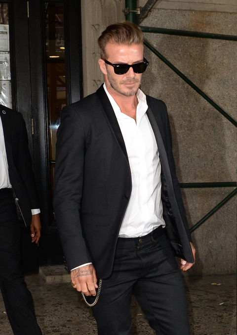 和女儿亲吻引争议，穿西装居然配拖鞋？大儿子的造型还被吐槽