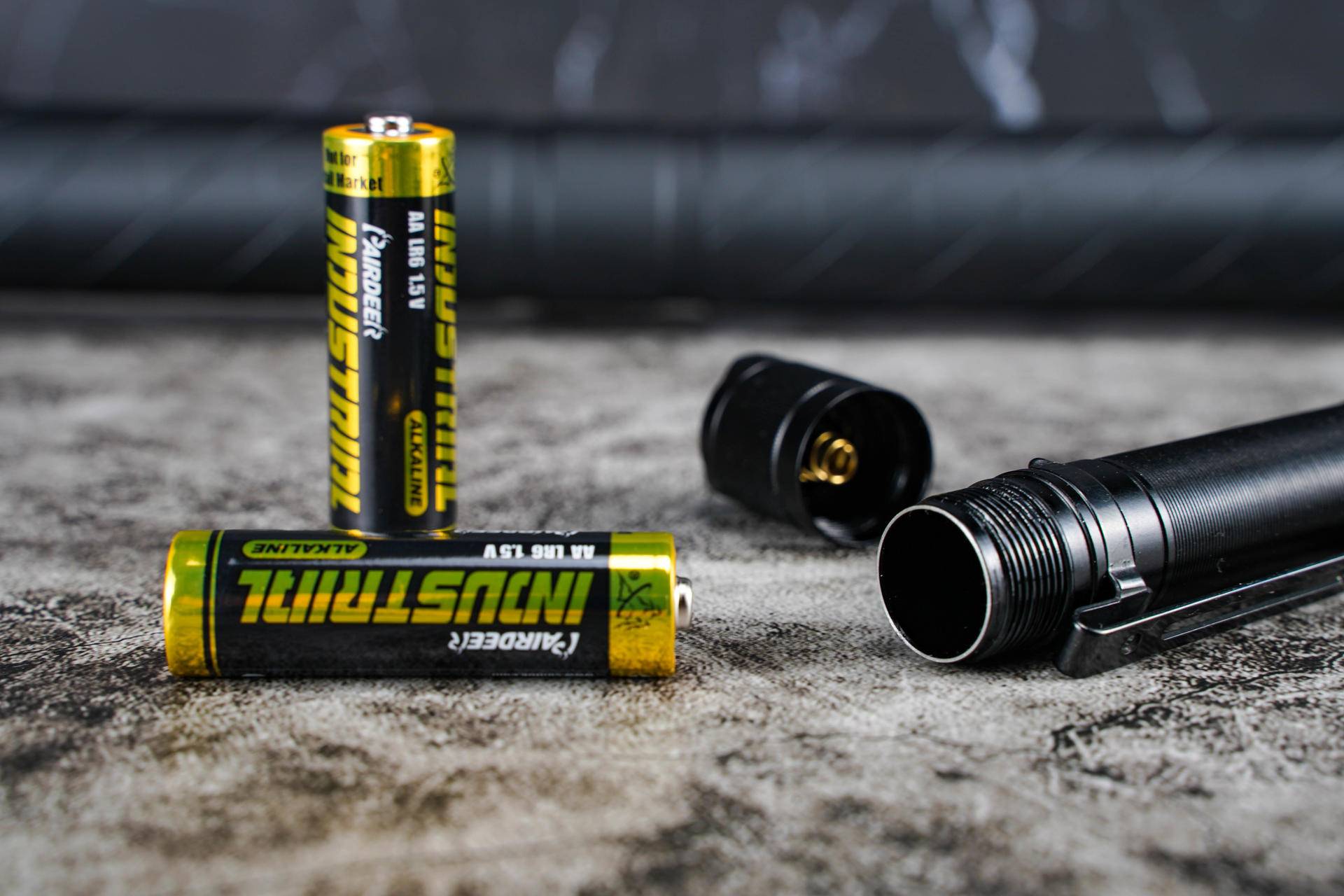 小巧便携，亮度高！体验菲尼克斯E20V2.0便携手电