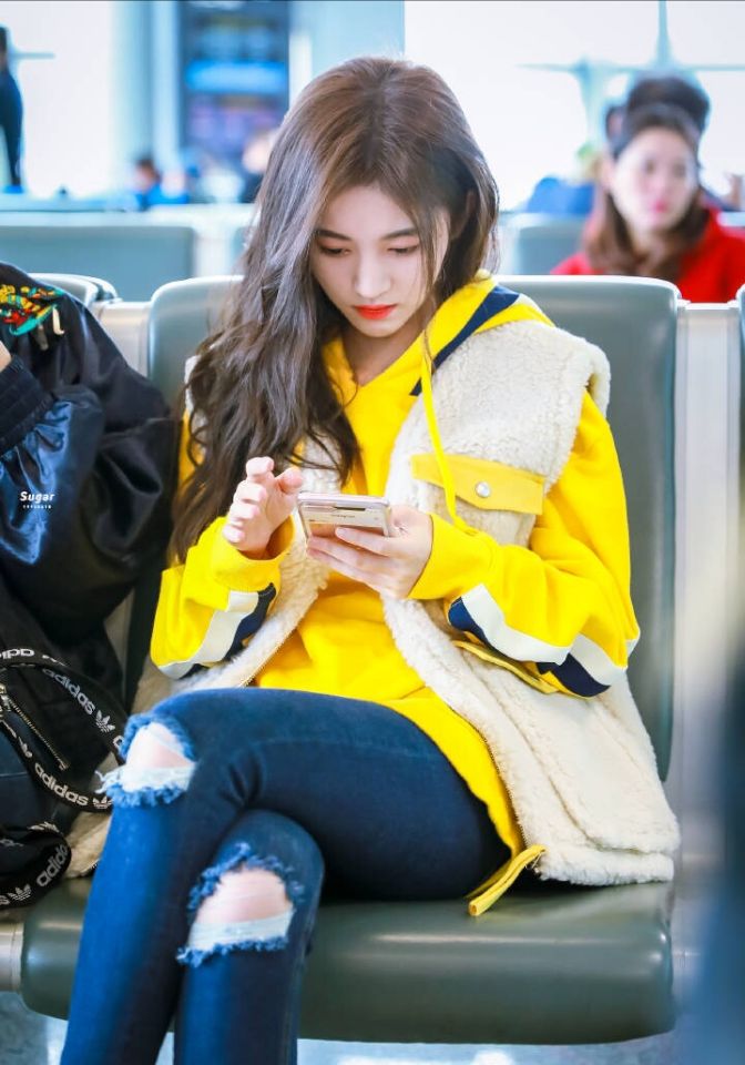 四千年美女鞠婧祎现身机场,有点矮但很真实,身高159也很美!