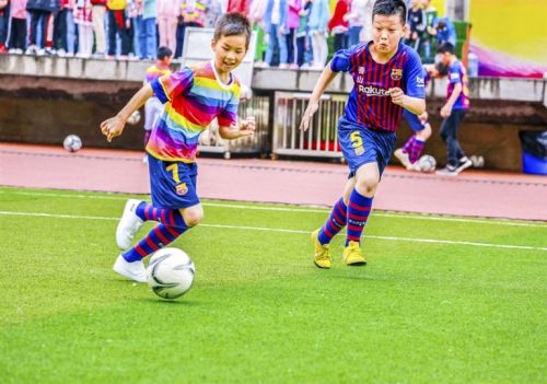 漫步在校园的操场上,漫步在校园小路上