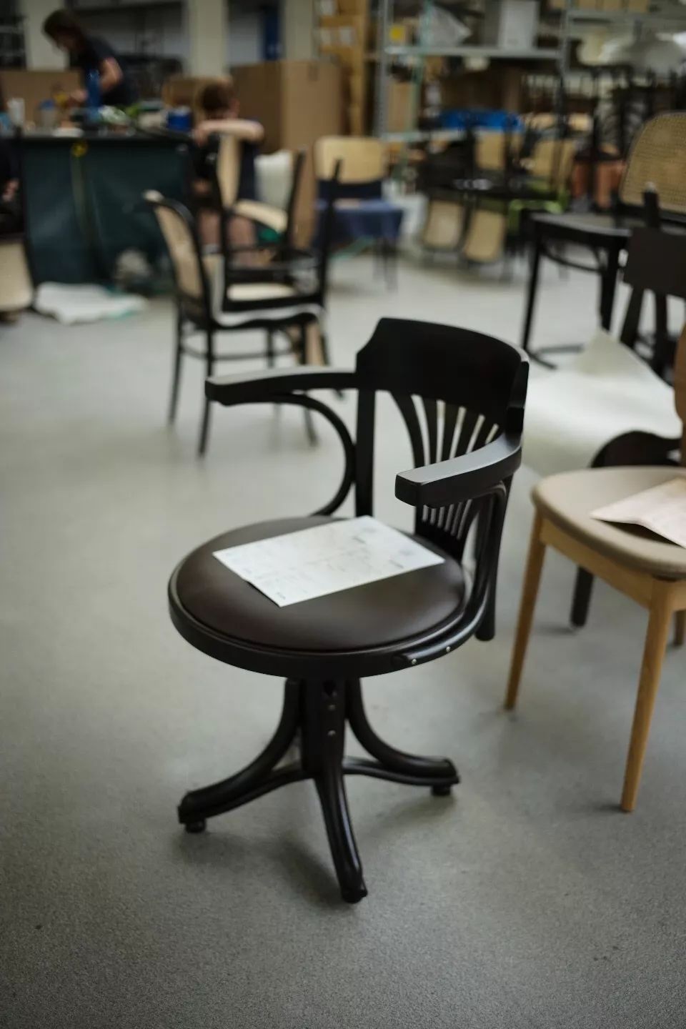 探访TON工厂看经典椅子背后的故事|疯狂24h我们去捷克干了啥?