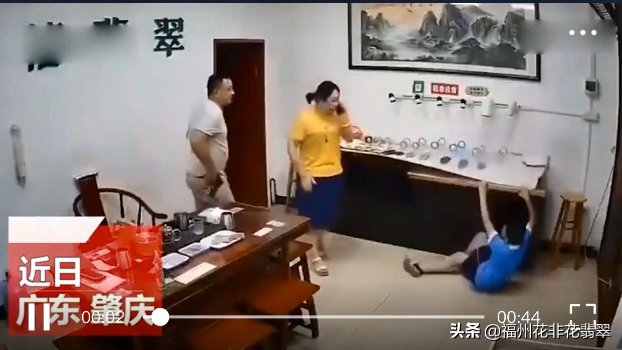 熊孩子把一桌的翡翠摔了,熊孩子扯翻玉器店