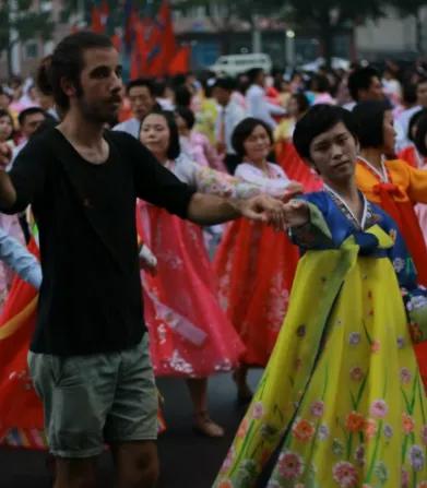 为了验证商场测体温是不是形式，油管博主把脑门捂到48度